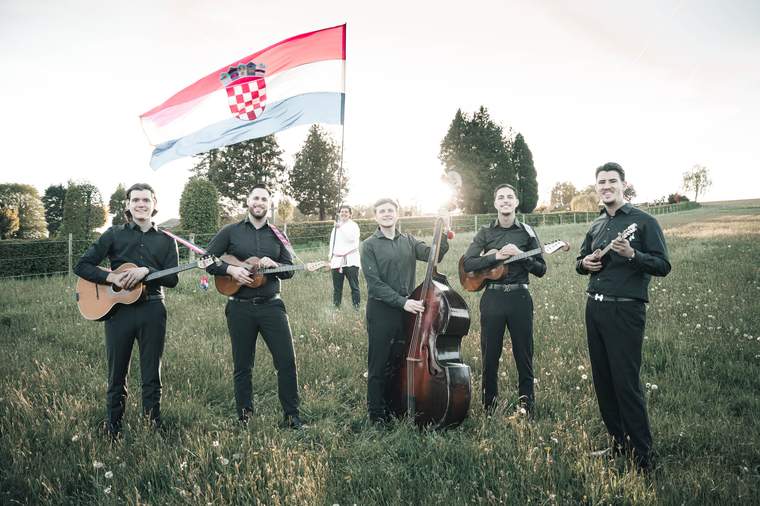 Tamburaški sastav Hrvatski čuvari